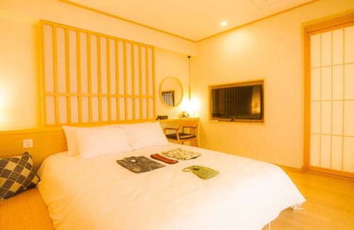 Namhae Hotel | Relax at Tomonoya Signature Ryokan with Pool & Breakfast