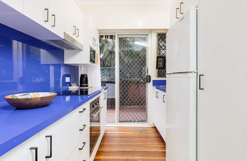 Coolangatta Apartment | Pet-Friendly Tondio Terrace Flat: Steps to the Beach