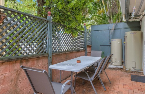 Coolangatta Apartment | Pet-Friendly Tondio Terrace Flat: Steps to the Beach