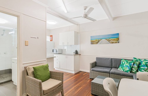 Coolangatta Apartment | Cozy Tondio Terrace Flat 5 - Pet Friendly, Steps to Beach
