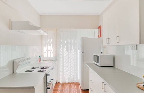 Coolangatta Apartment | Cozy Tondio Terrace Flat 5 - Pet Friendly, Steps to Beach