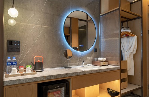 Wujiang Hotel | Experience Comfort at Tongli Lakeview Hotel - 5 Star Excellence