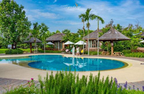 Hang Dong Hotel | Relax at Tongna Cottage Natural Resort with Oceanfront Views