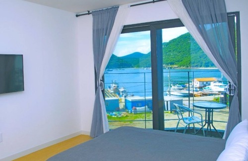 Iun House | Relax at Tongyeong Chorokbitbada Pension with Pool and Breakfast