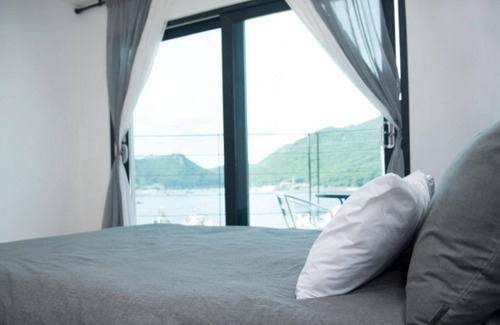 Iun House | Relax at Tongyeong Chorokbitbada Pension with Pool and Breakfast