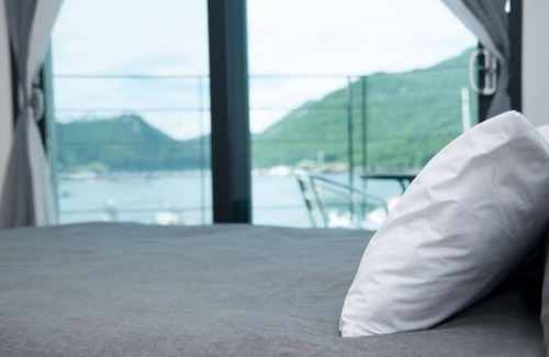 Iun House | Relax at Tongyeong Chorokbitbada Pension with Pool and Breakfast