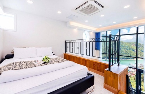 Iun House | Eco-Friendly Retreat at Tongyeong Daon Pension - 10/10 Rated