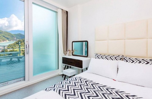 Iun House | Eco-Friendly Retreat at Tongyeong Daon Pension - 10/10 Rated