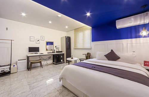 Chungmu Hotel | Eco-Friendly Stay at Tongyeong Hotel Gray with Hot Tub