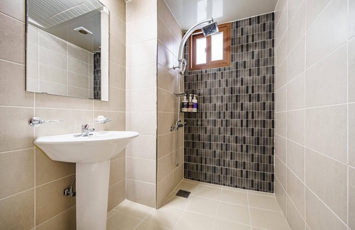 Tongyeong Hotel | Eco-Friendly Comfort at Tongyeong Rock with Breakfast Included