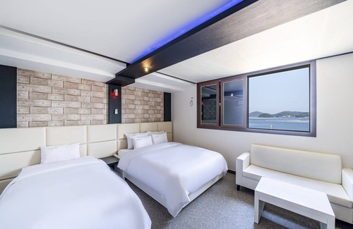 Tongyeong Hotel | Eco-Friendly Comfort at Tongyeong Rock with Breakfast Included