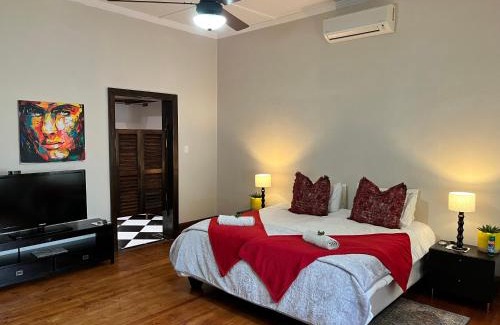 Graaff-Reinet House | Cozy Toni's Cottage: Oceanfront Stay with Pool and Breakfast