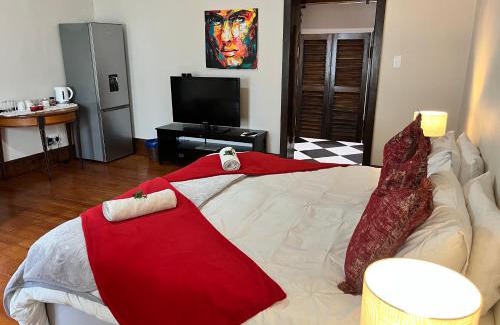 Graaff-Reinet House | Cozy Toni's Cottage: Oceanfront Stay with Pool and Breakfast