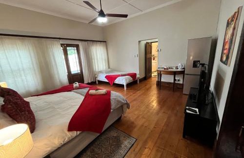 Graaff-Reinet House | Cozy Toni's Cottage: Oceanfront Stay with Pool and Breakfast