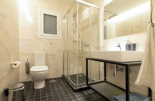 Pangrati Apartment | Unforgettable Stays Await at TONI'S – 4-Star Excellence!