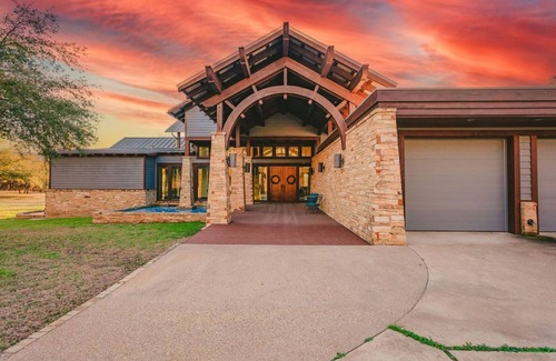 Crawford House | Exceptional Tonkawa Riverfront Retreat: A Secluded Oasis