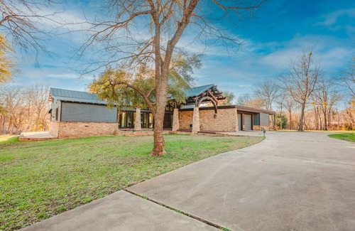 Crawford House | Exceptional Tonkawa Riverfront Retreat: A Secluded Oasis