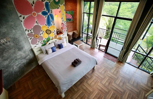 Nong Nam Daeng Resort | Elegant TonSilp Art Home with Oceanfront Pool & Dining