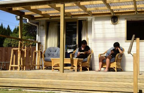 Te Rangiita Bed & Breakfast | Welcoming Tony's Lodge: Pet-Friendly with Breakfast Options