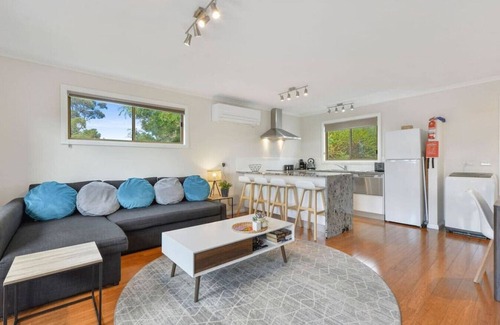 Binalong Bay House | Cozy Getaway at Too Tyred - Binalong Bay with Breakfast
