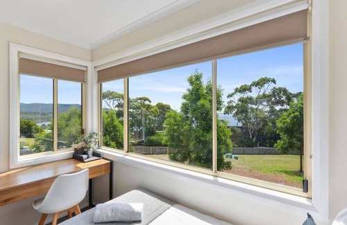 Binalong Bay House | Cozy Getaway at Too Tyred - Binalong Bay with Breakfast