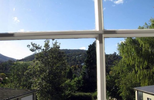 South Hobart Apartment | Oceanfront Comfort at Toogooloowa: Rated 8.6/10 by Guests