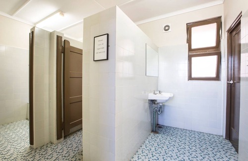 Toongabbie Hotel | Discover Toongabbie Hotel: Family-Friendly with Pool & Dining