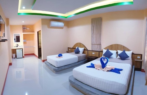 Ko Lanta Hotel | Guest Rated: Toongyoong Longbeach Resort with Family Amenities