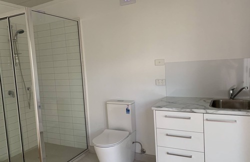 Toorak Cabin | Toorak Retreat with Pool, Steps from Shops & Transport