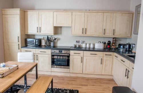 Ipswich Apartment | Toothbrush Apartments: Central 2 Bed/2 Bath with Parking
