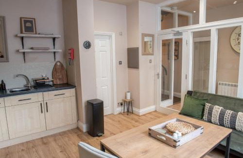 Ipswich Apartment | Toothbrush Apartments: Central 2 Bed/2 Bath with Parking