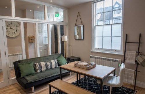 Ipswich Apartment | Toothbrush Apartments: Central 2 Bed/2 Bath with Parking