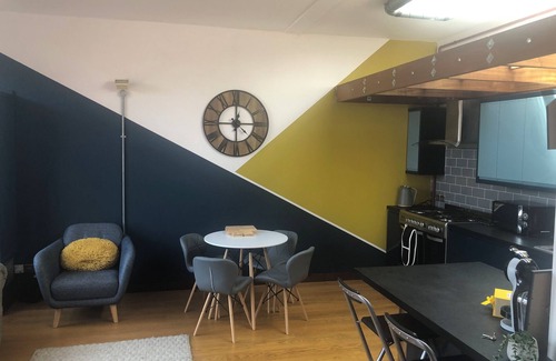 Ipswich Apartment | Convenient Toothbrush Apartments with Kitchen & Breakfast
