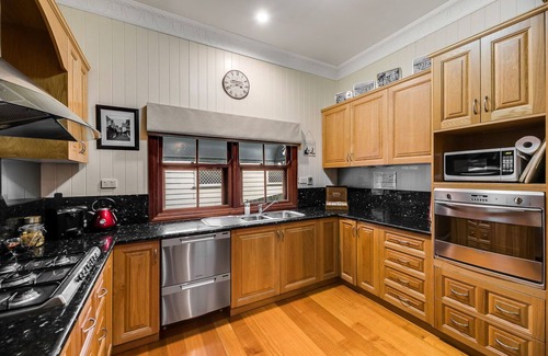 East Toowoomba House | Spacious Toowoomba CBD Retreat: Family & Pet Friendly Stay