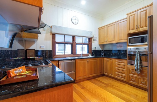 East Toowoomba House | Spacious Toowoomba CBD Retreat: Family & Pet Friendly Stay