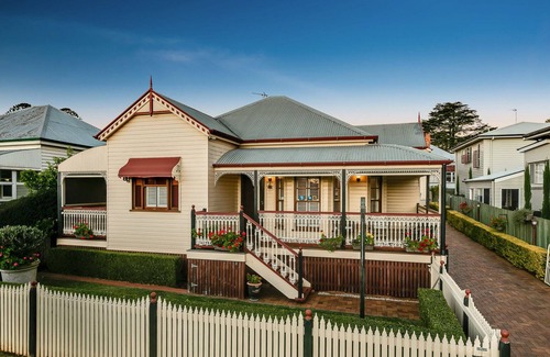 East Toowoomba House | Spacious Toowoomba CBD Retreat: Family & Pet Friendly Stay