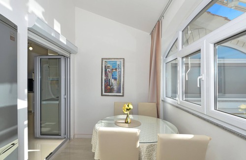 Okrug Gornji Apartment | Ideal Apartment with Pool & Ocean View for 2-4 Guests