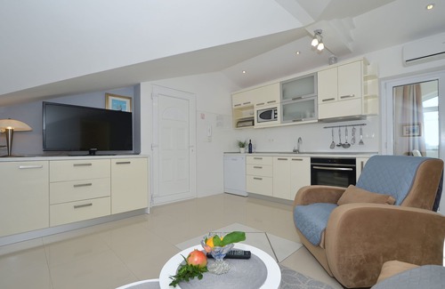 Okrug Gornji Apartment | Ideal Apartment with Pool & Ocean View for 2-4 Guests