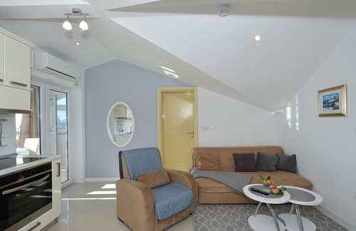 Okrug Gornji Apartment | Ideal Apartment with Pool & Ocean View for 2-4 Guests