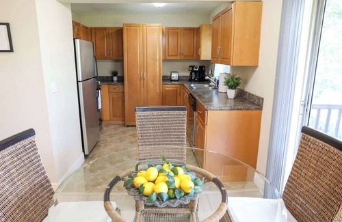 Anona Apartment | Top Balcony, Pool, 5 min to Beach @Sunnyside Palms
