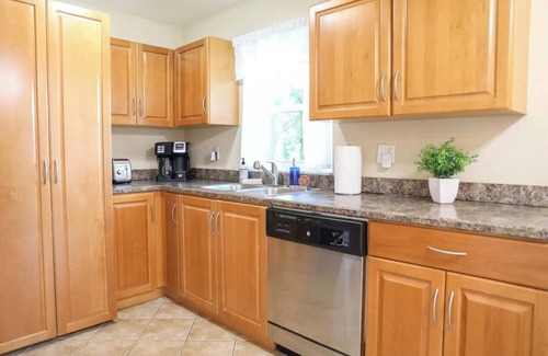 Anona Apartment | Top Balcony, Pool, 5 min to Beach @Sunnyside Palms
