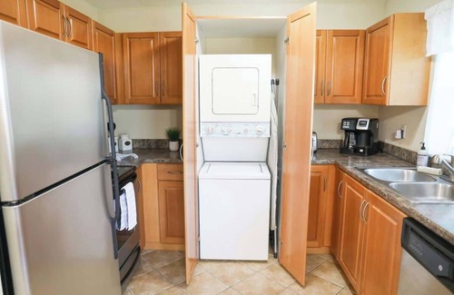 Anona Apartment | Top Balcony, Pool, 5 min to Beach @Sunnyside Palms