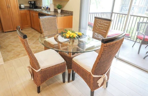 Anona Apartment | Top Balcony, Pool, 5 min to Beach @Sunnyside Palms