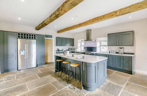 Rishworth Cottage | Relax at Top Barn with Spa and Breakfast Amenities