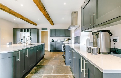 Rishworth Cottage | Relax at Top Barn with Spa and Breakfast Amenities