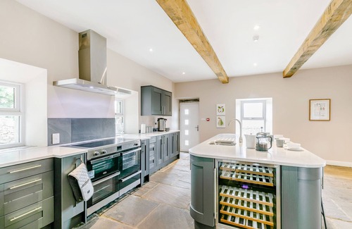 Rishworth Cottage | Relax at Top Barn with Spa and Breakfast Amenities