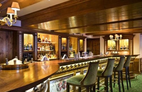 Le Praz Ski Chalet | Cozy Chalet Retreat in Courchevel with Pool and Family Fun