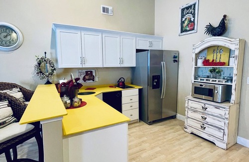 Palm Coast Condo | Top Corner Unit-Sleeps 4-European Village-Shops, Food & Bars-5 Minutes to Beach!