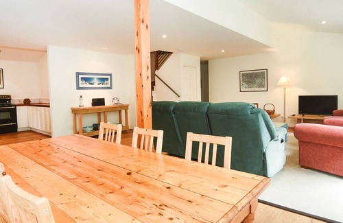 Flinders House | Top Deck - Family Getaway with Oceanfront Pool Access