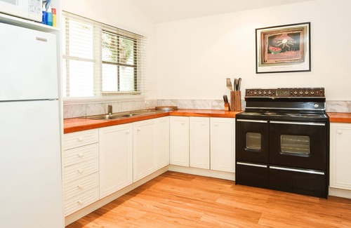 Flinders House | Top Deck - Family Getaway with Oceanfront Pool Access